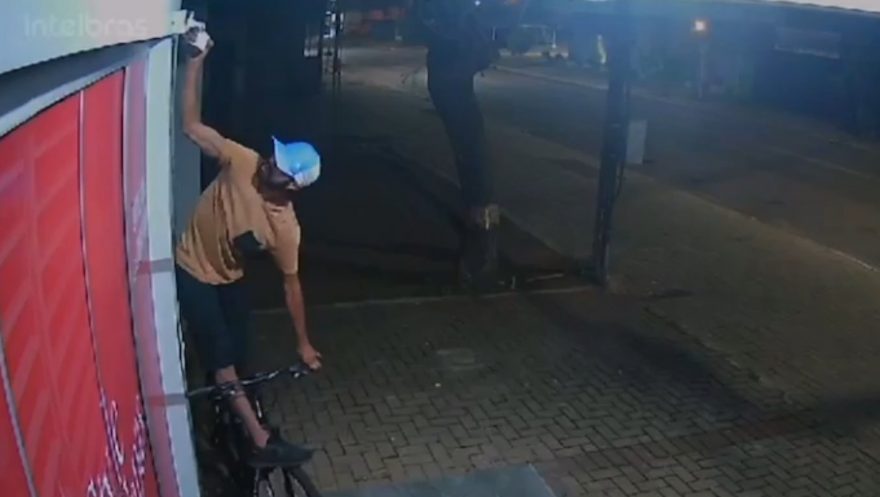 Câmera flagra ladrão furtando outra câmera no Cascavel Velho