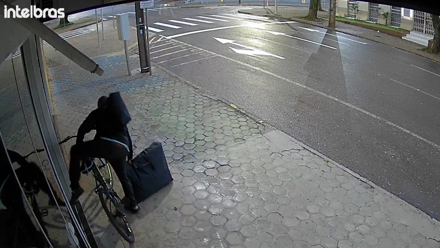 Ladrão invade salão no Centro, furta bicicleta e vários itens do estabelecimento