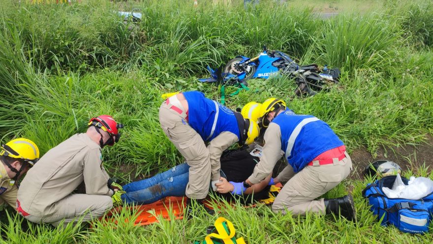 Moto esportiva fica destruída e piloto quebra os dois braços ao sofrer queda na BR-467