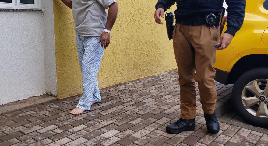Homem que atirou no peito de ex-mulher e tentou suicídio é encaminhado à Delegacia