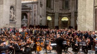 Orquestra formada por jovens da periferia se apresenta no Vaticano