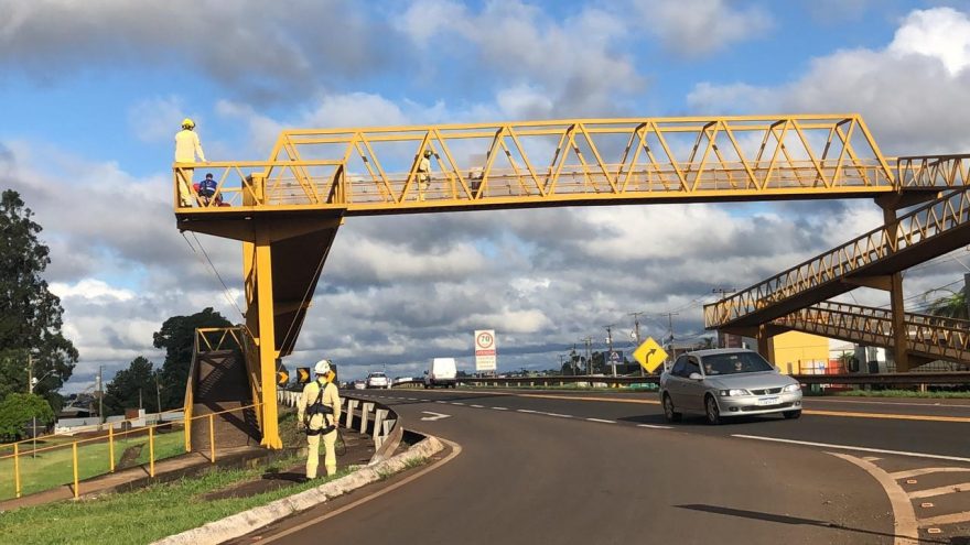 Mulher em surto é socorrida em cima da passarela na BR-277 no Guarujá