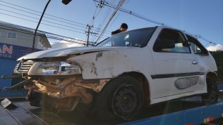 Motorista bate carro durante perseguição policial na Avenida Carlos Gomes