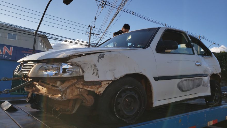 Motorista bate carro durante perseguição policial na Avenida Carlos Gomes