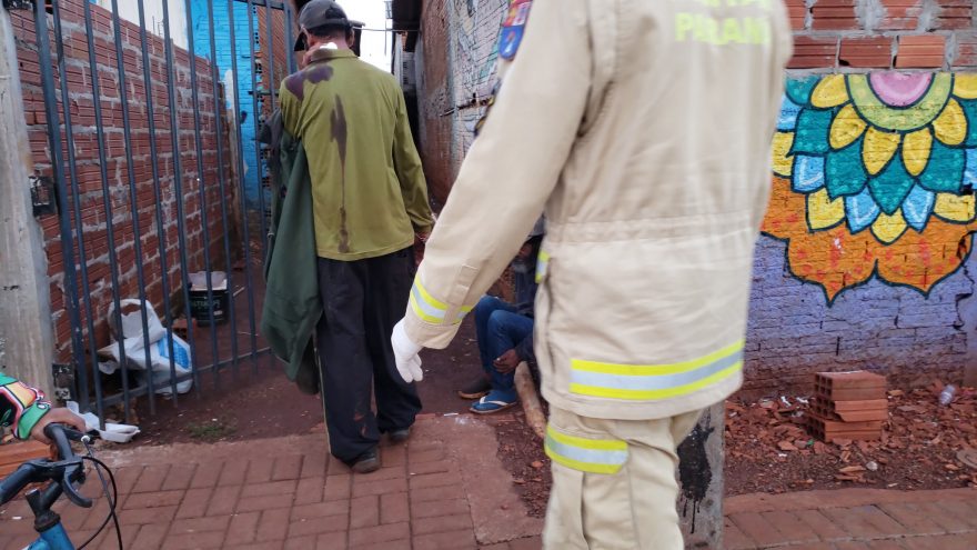 Homem sofre ferimento no pescoço ao cair sobre garrafa de vinho no Cascavel Velho