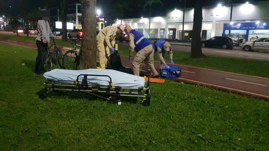 Ciclista fratura o nariz ao sofrer queda na ciclovia na Av. Brasil