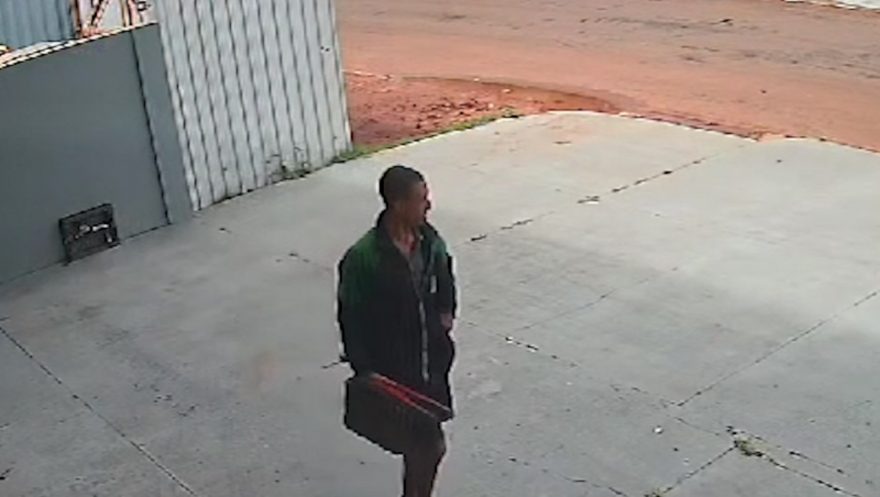 Câmeras registram momento em que bandido leva cartões, parafusadeira e tesourão no Alto Alegre