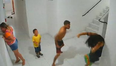 Imagem referente a CENAS FORTES: vídeo mostra mulher sendo agredida por homem na frente de crianças