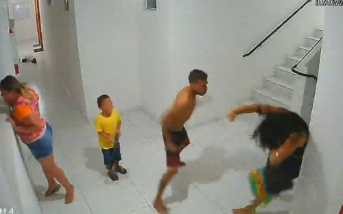 Imagem referente a CENAS FORTES: vídeo mostra mulher sendo agredida por homem na frente de crianças