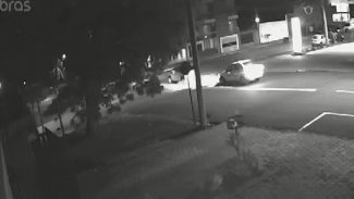 Câmera flagra acidente entre Kwid e Fiesta no Claudete