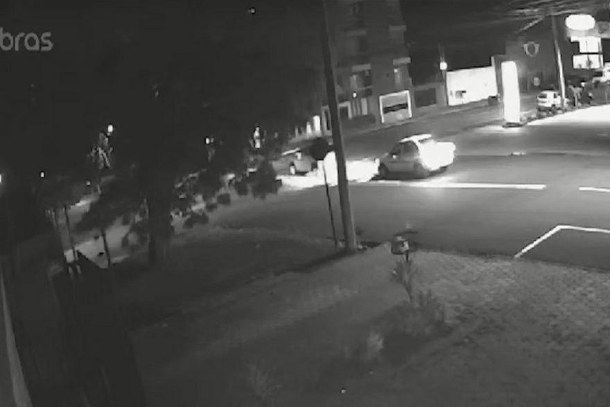 Câmera flagra acidente entre Kwid e Fiesta no Claudete