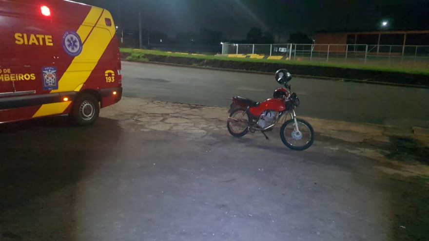 Casal cai de moto na Avenida Carlos Gomes no Universitário
