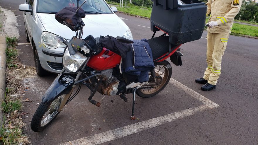 Entregador perde o freio da moto e fica ferido ao sofrer queda em rotatória