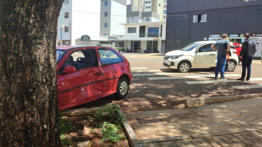 Mais um acidente de trânsito é registrado no cruzamento da Avenida Piquiri com a rua Paraná