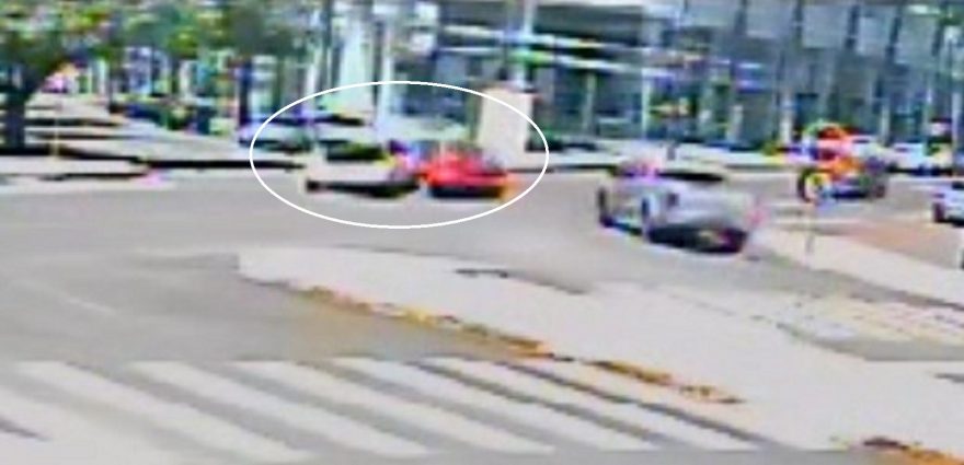 Câmera flagra Gol furando a preferencial e atingindo Mobi