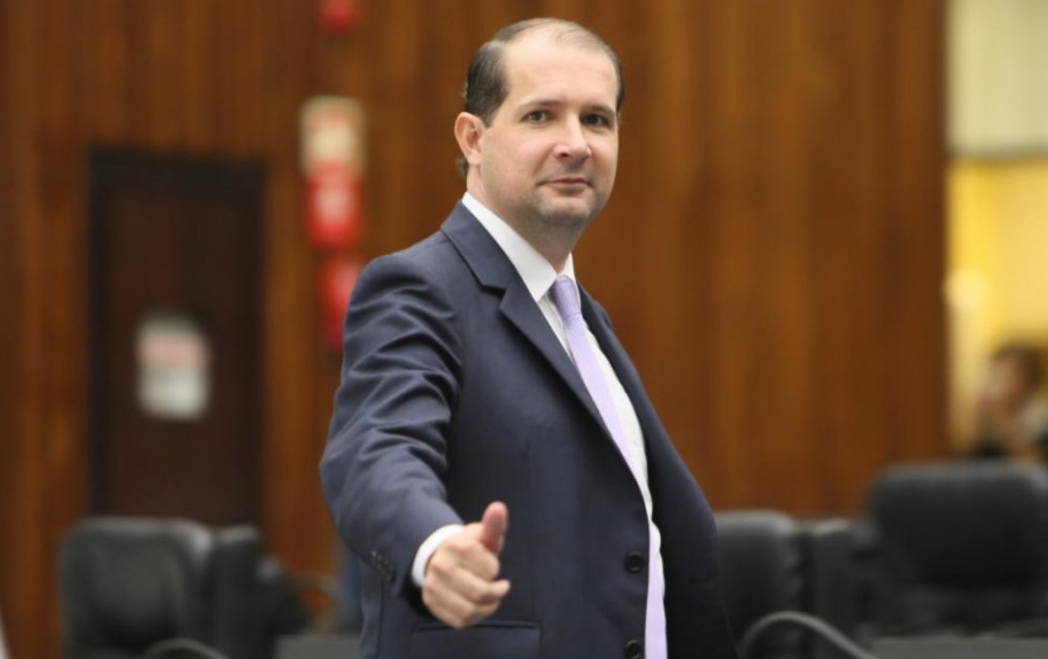 Deputado Micheletto gasta mais de R$ 39 mil com passagens aéreas em oito meses, revela portal da transparência da ALEP