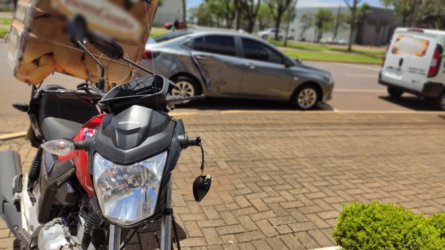 Motociclista fica ferido ao se envolver em acidente na Avenida Brasil