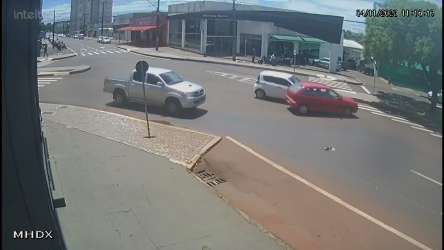 Mais um acidente na Rua Paraná com Avenida Piquiri; câmera mostra carro atravessando preferencial