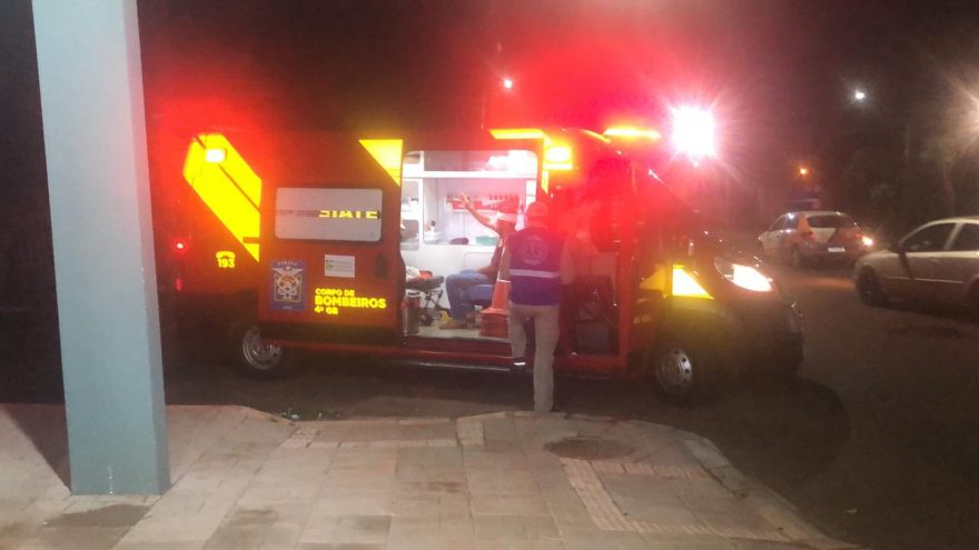Homem vítima de agressão é socorrido na Rua Poente Sol