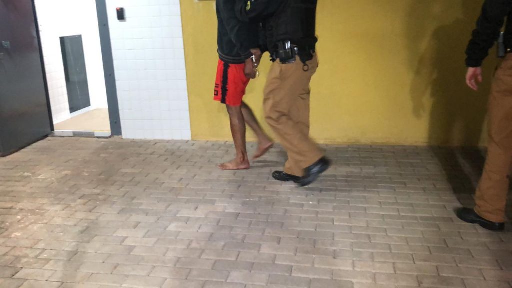 Indivíduo tenta agredir companheira, não acata ordem policial e é detido no Santa Cruz