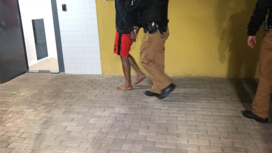 Indivíduo tenta agredir companheira, não acata ordem policial e é detido no Santa Cruz