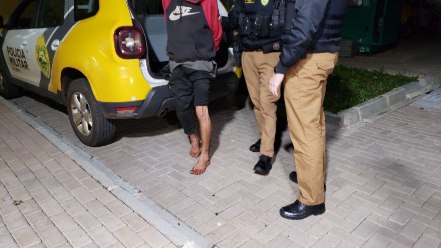 Homem vai à casa da ex, começa a agredi-la e ameaça vizinhos e PM com faca
