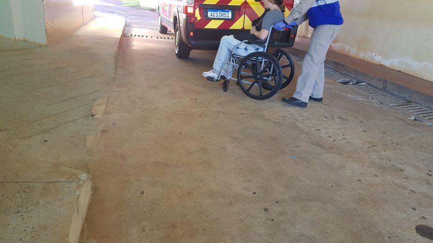 Mulher é socorrida após cair de moto no Bairro Guarujá