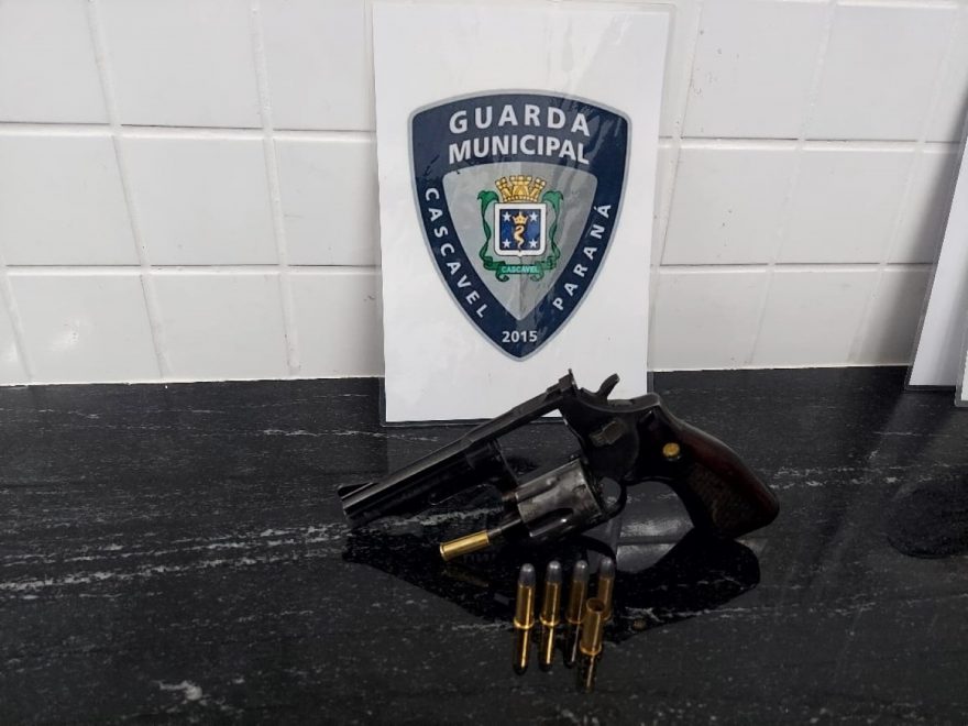 Jovem passa em frente à balada armado, é abordado e detido pela Guarda Municipal