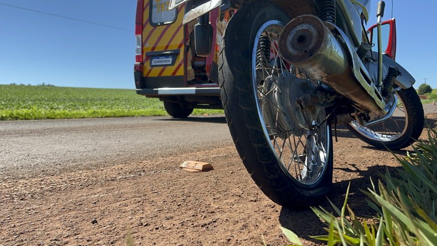 Pneu de moto estoura e jovem tem fratura grave na perna ao sofrer queda