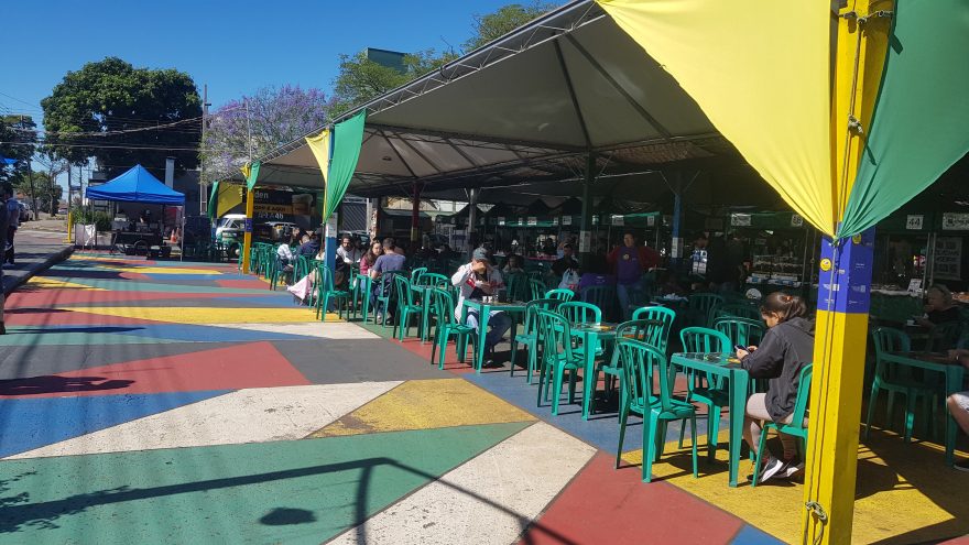 Dia ensolarado é convite especial para sair de casa e aproveitar a Feira do Teatro