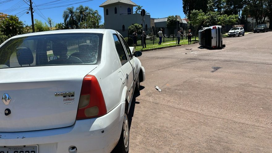Saveiro tomba após colisão com Renault no Bairro Country