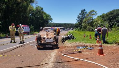 Imagem referente a Mulher morre após grave acidente entre moto BMW e dois carros na BR-277