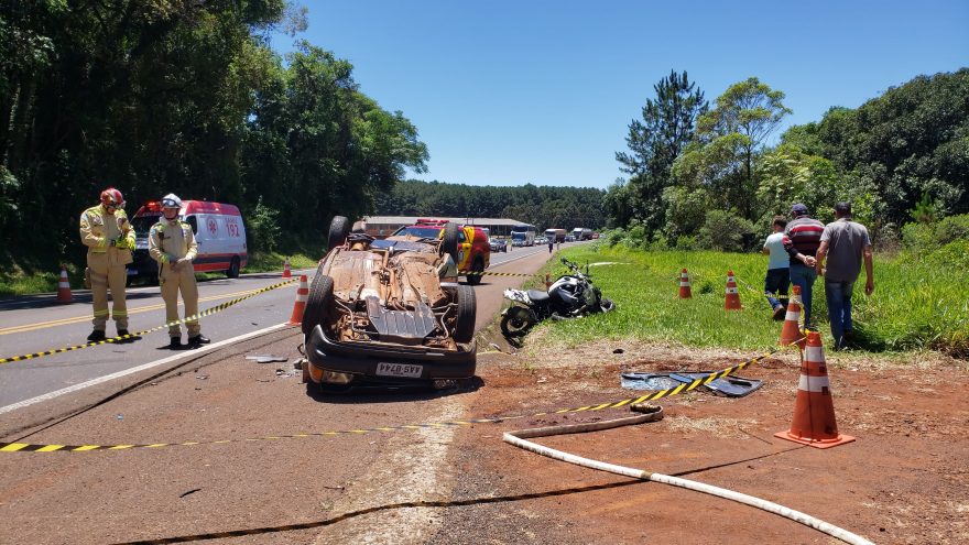 Mulher morre após grave acidente entre moto BMW e dois carros na BR-277