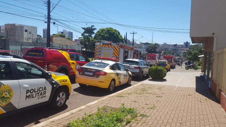 Diversas equipes do Corpo de Bombeiros, Samu e PM são acionadas para conterem homem em surto