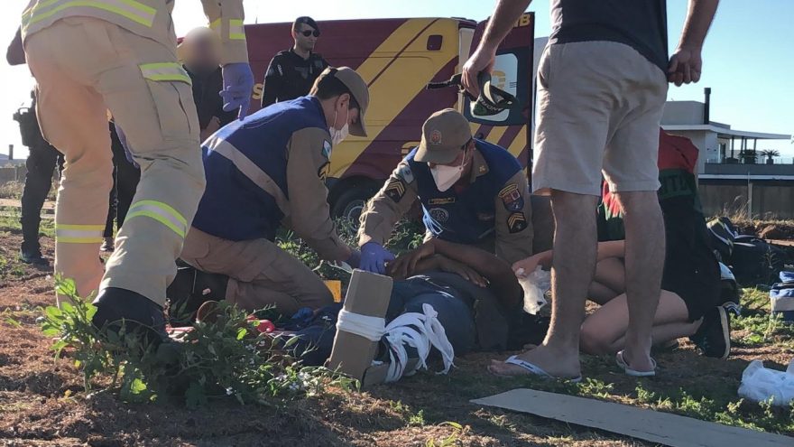 Motociclista fratura tornozelo em acidente na Avenida das Torres