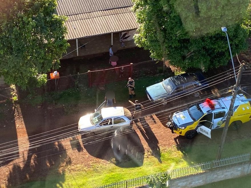 Imagens aéreas mostram abordagem a homem preso com arma em Juvinópolis