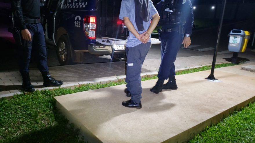 Homem é preso por agredir com tapas e socos a companheira e a ameaçar com facão no Cataratas