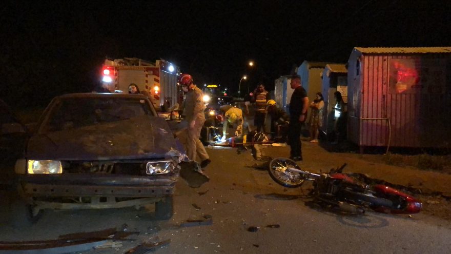 Colisão frontal entre moto e carro deixa jovens feridos na marginal da PR-467