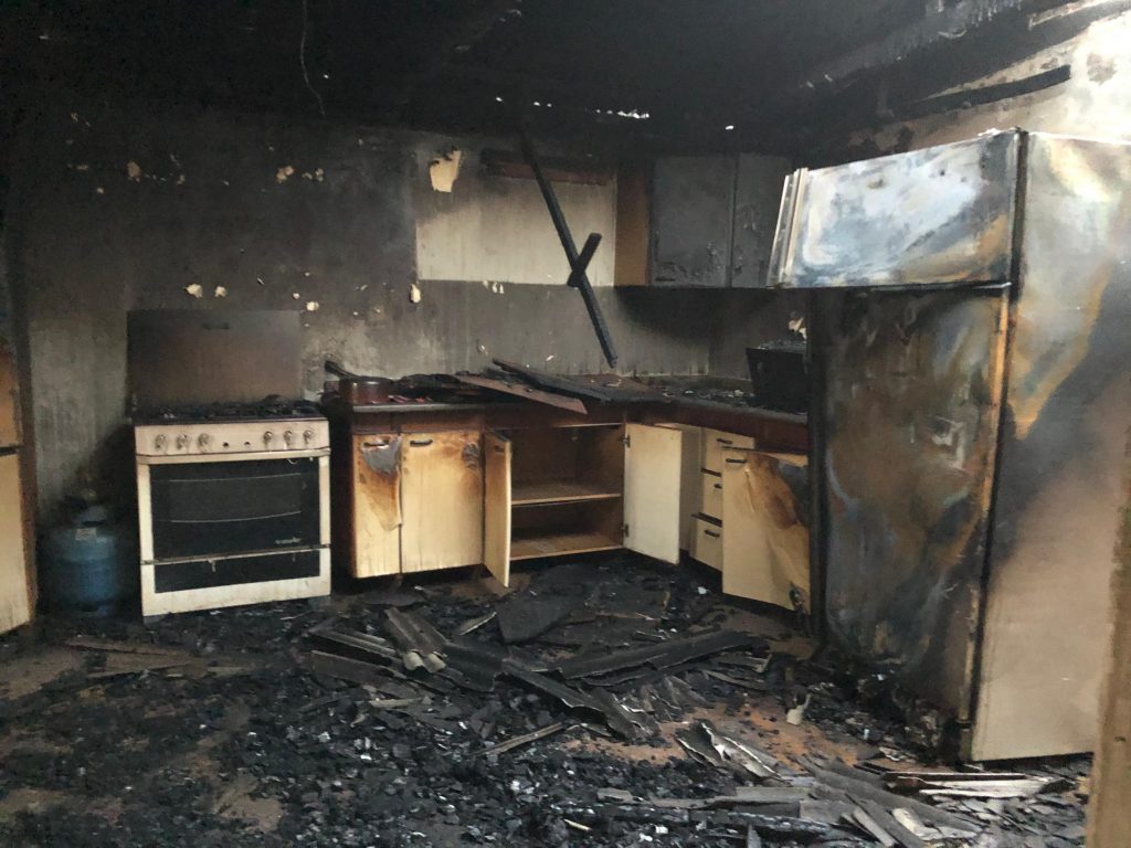 Incêndio possivelmente criminoso deixa residência destruída no Cataratas