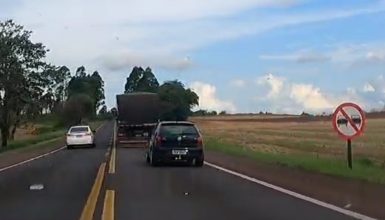 Imagem referente a Gênio: Motorista realiza ultrapassagem proibida na frente da viatura da PRF