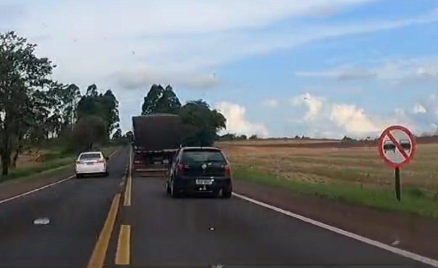 Gênio: Motorista realiza ultrapassagem proibida na frente da viatura da PRF