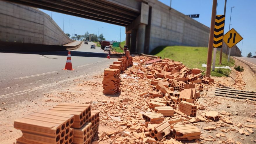 Carga de tijolos fica espalhada no Trevo Cataratas em Cascavel