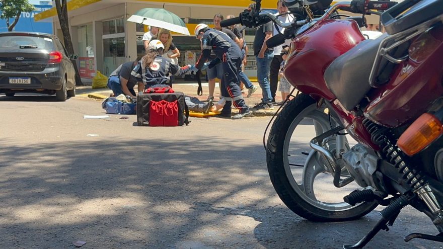 Motociclista sofre ferimentos graves em acidente na Rua Paraná com Rua Visconde de Guarapuava