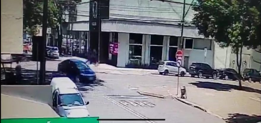 Vídeo mostra colisão entre carro e moto na Rua Paraná