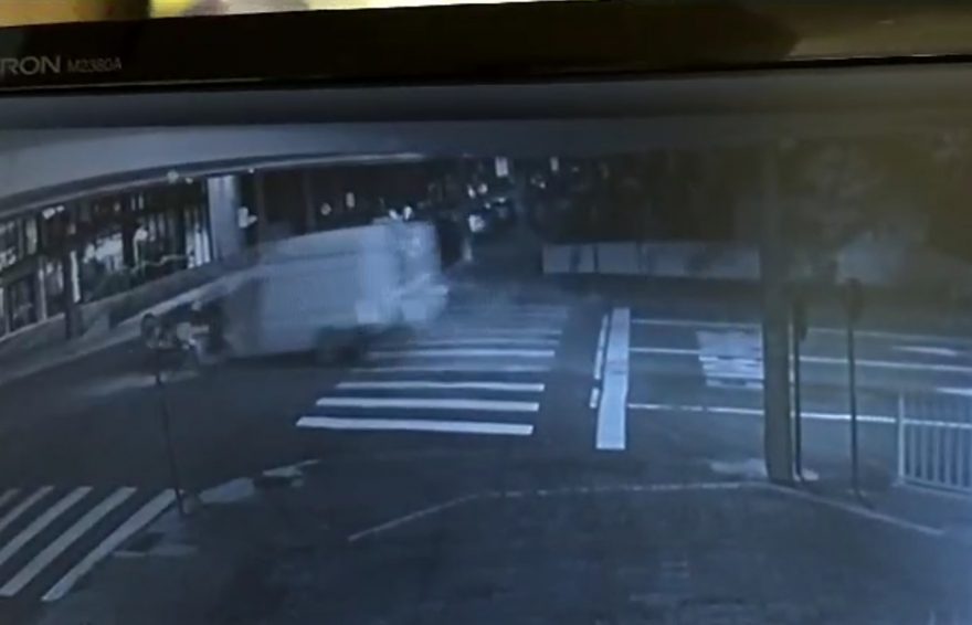 Vídeo mostra forte colisão entre Van e carro na Rua Maranhão com a Rua Carlos de Carvalho