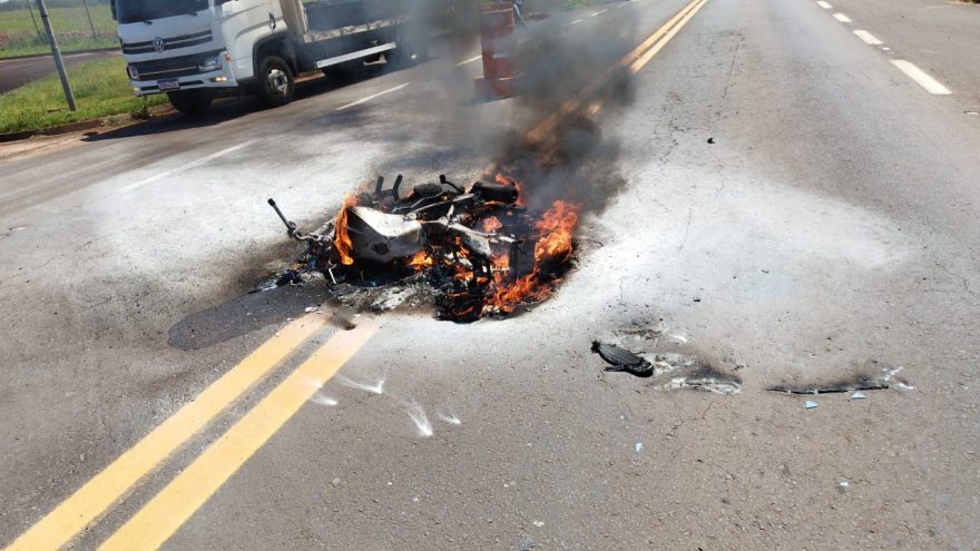 Motociclista tem 65% do corpo queimado em grave acidente em Guaíra