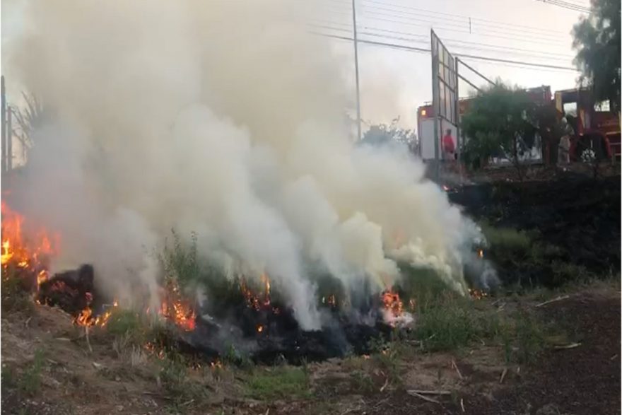 Corpo de Bombeiros combate incêndio na Rua Carijós