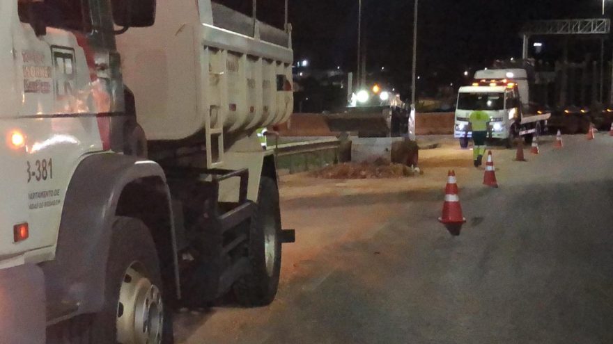 Carga de tijolos que caiu de caminhão é retirada da pista no Trevo Cataratas