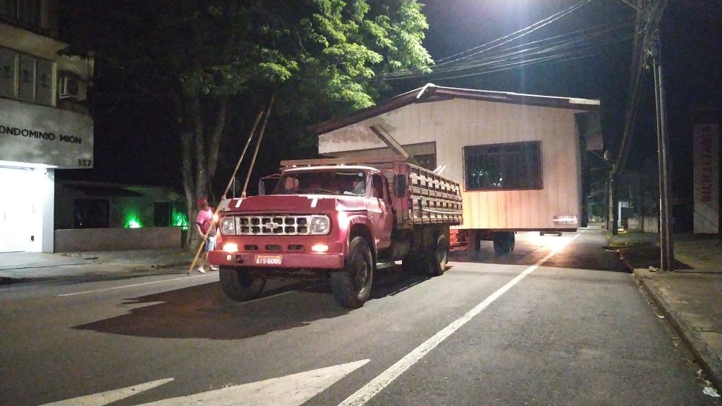 Casa de madeira é transportada da área militar ao Cascavel Velho durante a madrugada