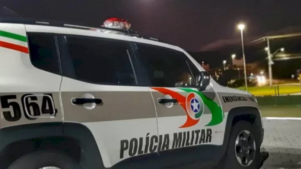 Mulher arremessa pratos durante discussão e mata marido